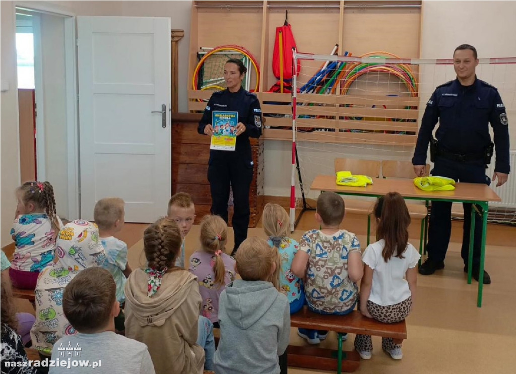 Policjanci o bezpieczeństwie w drodze do szkoły