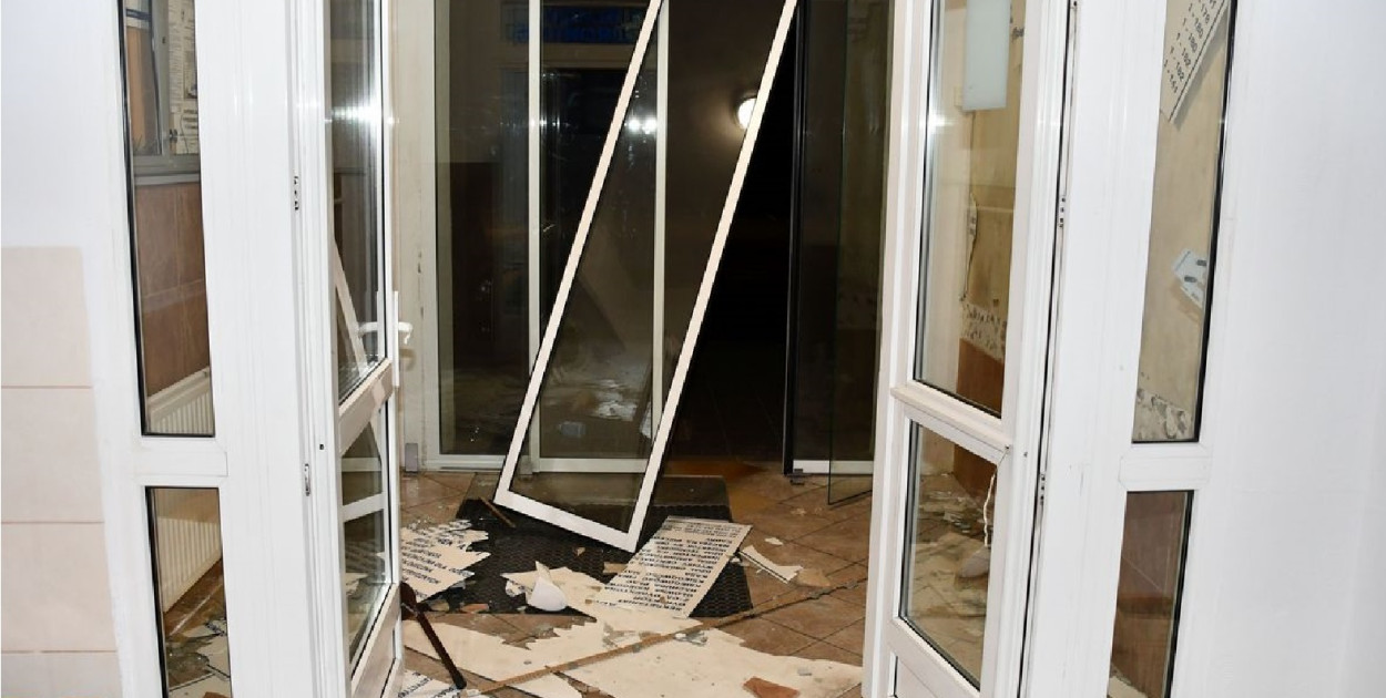 Wdarł się do szpitala i uszkodził drzwi wejściowe oraz wyposażenie placówki