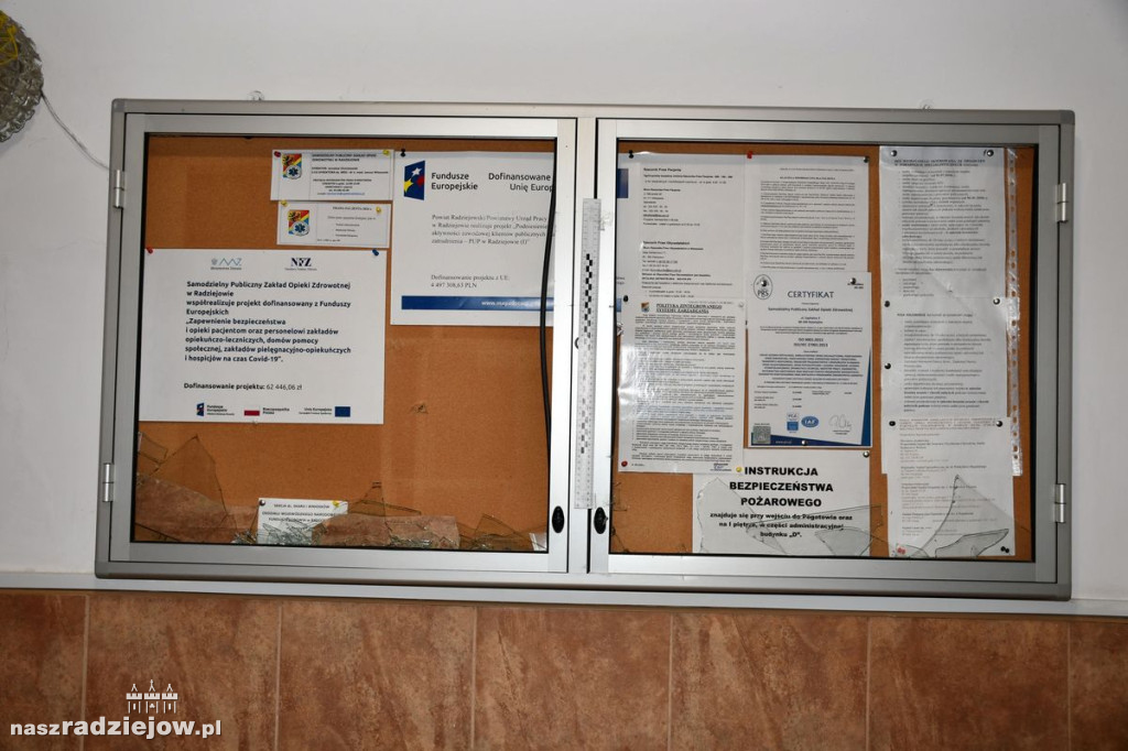 Wdarł się do szpitala i uszkodził drzwi wejściowe oraz wyposażenie placówki