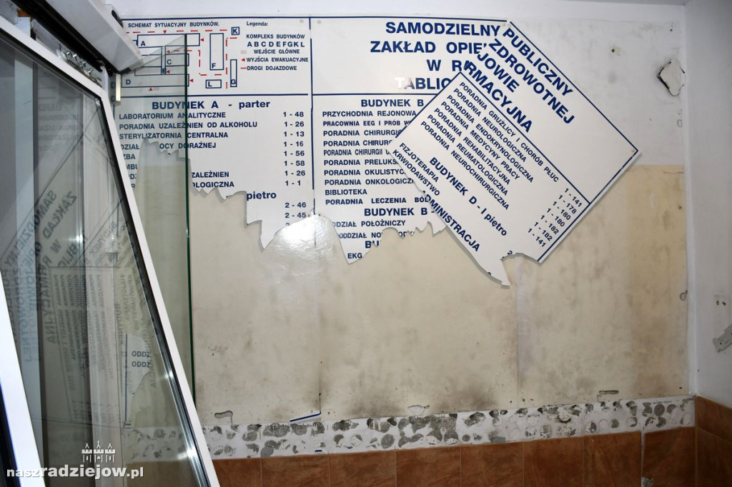 Wdarł się do szpitala i uszkodził drzwi wejściowe oraz wyposażenie placówki