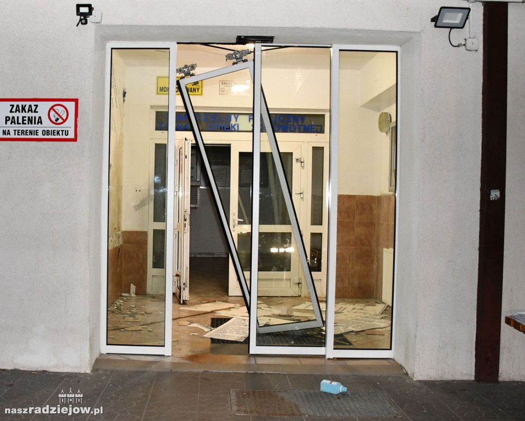 Wdarł się do szpitala i uszkodził drzwi wejściowe oraz wyposażenie placówki