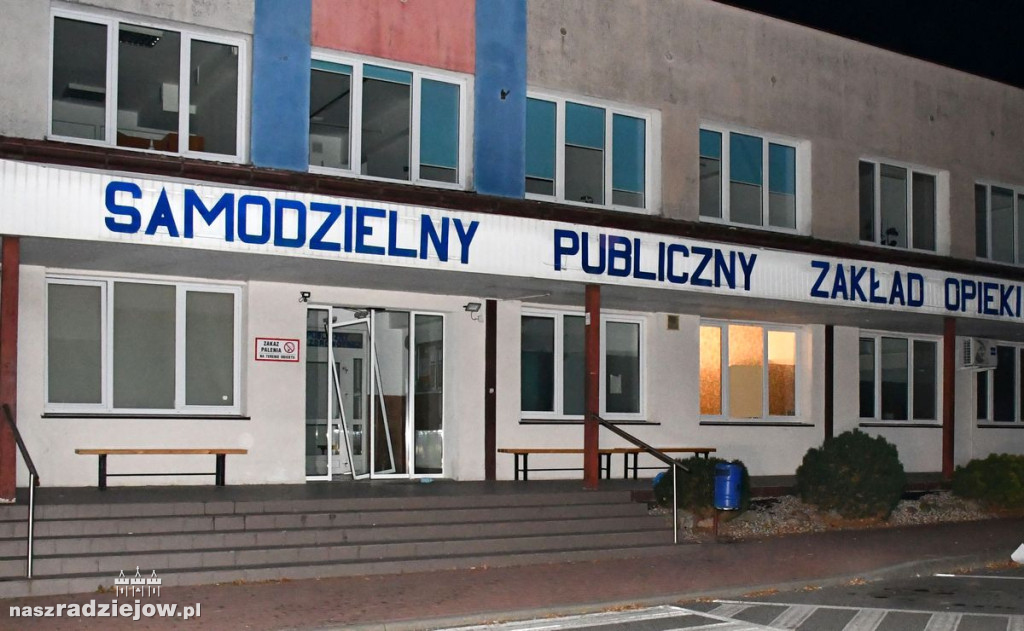 Wdarł się do szpitala i uszkodził drzwi wejściowe oraz wyposażenie placówki