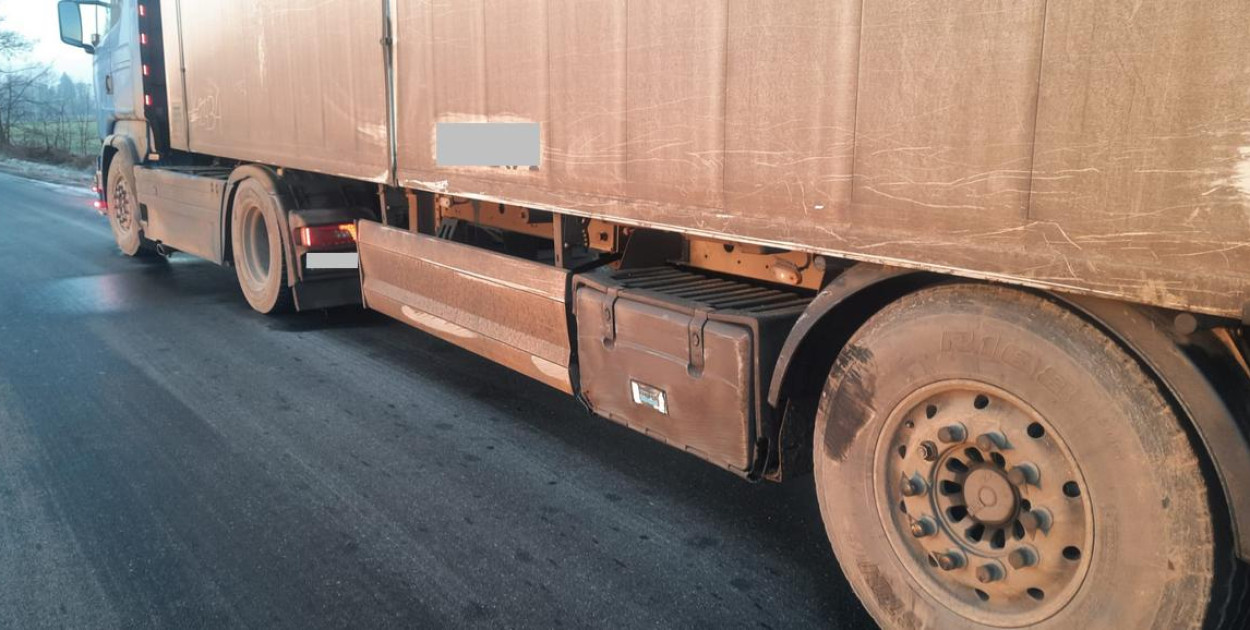 Nieprawidłowe wymijanie pojazdu ciężarowego z samochodem osobowym.