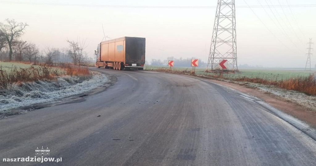 Nieprawidłowe wymijanie pojazdu ciężarowego z samochodem osobowym.