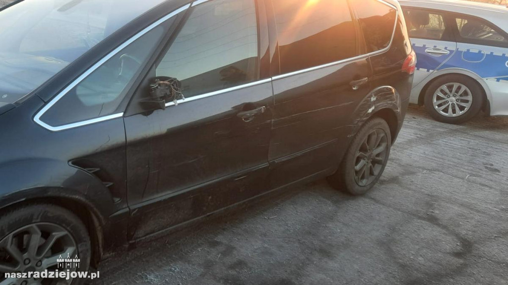 Nieprawidłowe wymijanie pojazdu ciężarowego z samochodem osobowym.