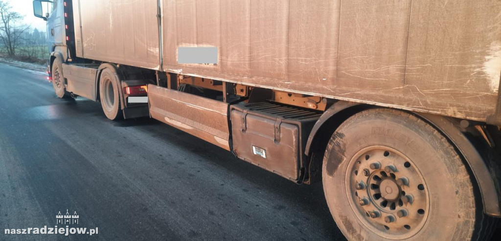 Nieprawidłowe wymijanie pojazdu ciężarowego z samochodem osobowym.