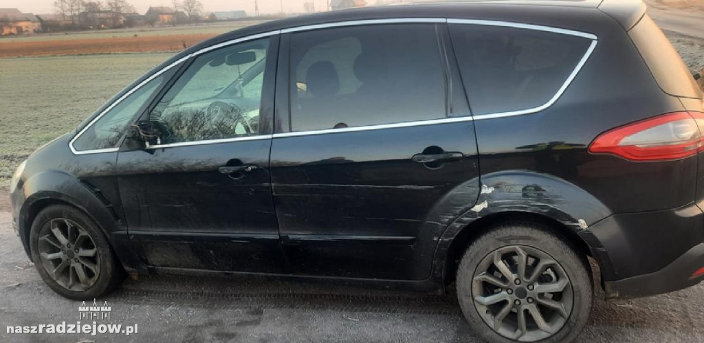 Nieprawidłowe wymijanie pojazdu ciężarowego z samochodem osobowym.