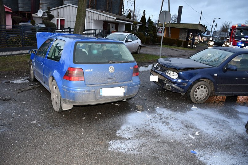 Groźne zderzenie trzech aut. Są poszkodowani