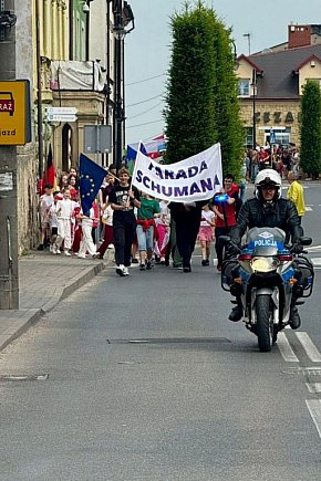 Z okazji Dnia Dziecka ulicami Osięcin i Radziejowa organizowano przemarsz uczniów-390