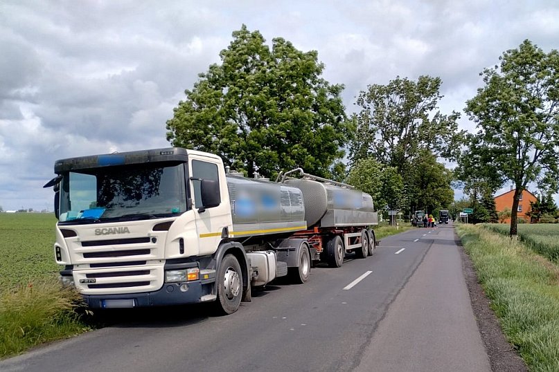 Witowo: Kolizja scanii i ciągnika z siewnikiem [ZDJĘCIA]