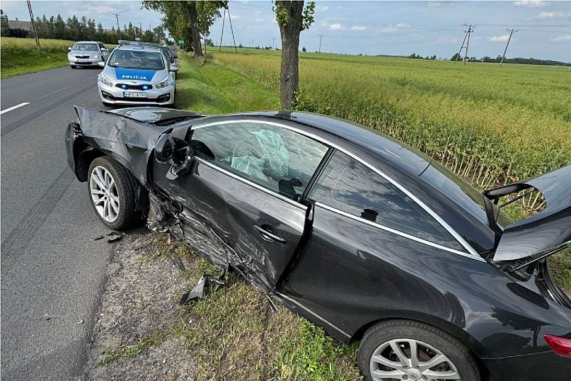Świątniki: Audi zderzył się z renaultem i wylądował w rowie