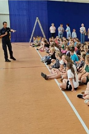 Policjantka odwiedziła uczniów w Radziejowie, Bieganowie i Topólce-404