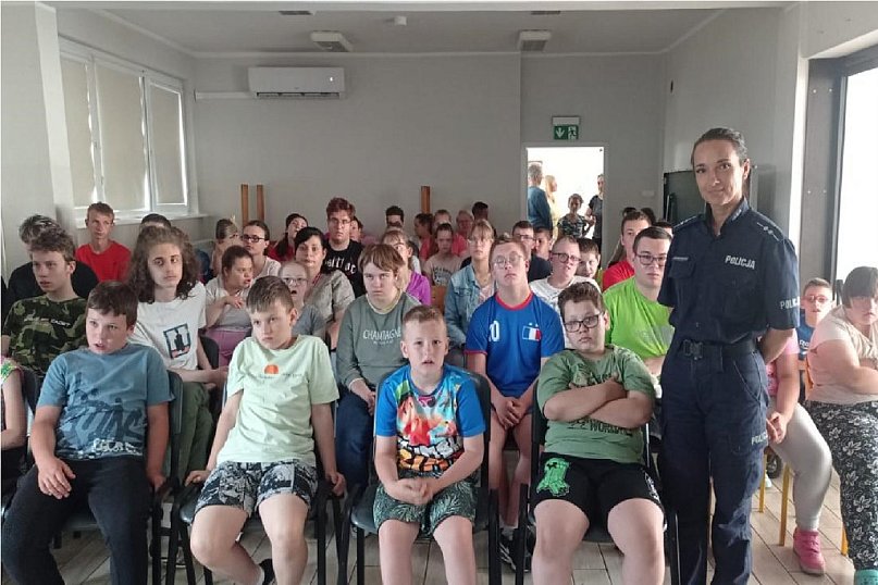 Policjantka odwiedziła uczniów w Radziejowie, Bieganowie i Topólce