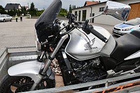 Motocyklista uderzył w tył osobówki. Tafił do szpitala-409