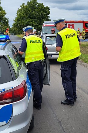 Samochód osobowy uderzył w lawetę z przyczepą-411
