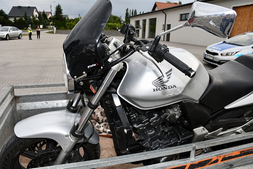 Motocyklista uderzył w tył osobówki. Tafił do szpitala