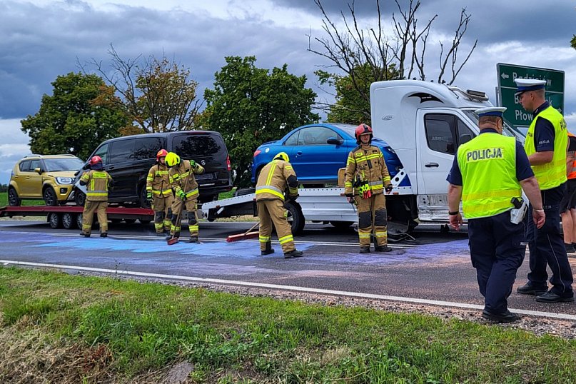 Samochód osobowy uderzył w lawetę z przyczepą