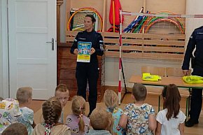 Policjanci o bezpieczeństwie w drodze do szkoły-418