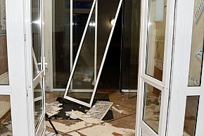 Wdarł się do szpitala i uszkodził drzwi wejściowe oraz wyposażenie placówki-424