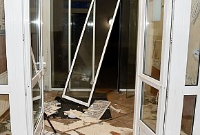 Wdarł się do szpitala i uszkodził drzwi wejściowe oraz wyposażenie placówki-10925