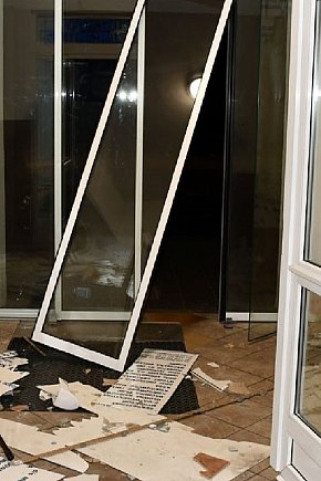 Wdarł się do szpitala i uszkodził drzwi wejściowe oraz wyposażenie placówki-424