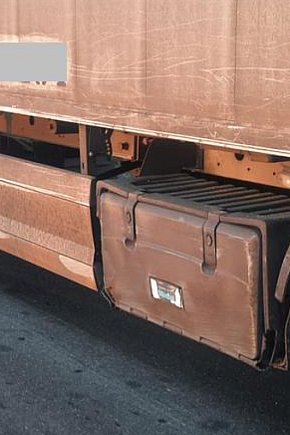 Nieprawidłowe wymijanie pojazdu ciężarowego z samochodem osobowym.-432