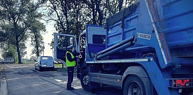 Kontrole ciężarówek - policja i inspektorzy sprawdzali przewożone odpady-10864