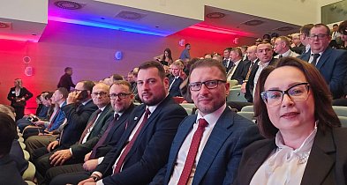 Sekretarz Radziejowa z gratulacjami od marszałka-11096