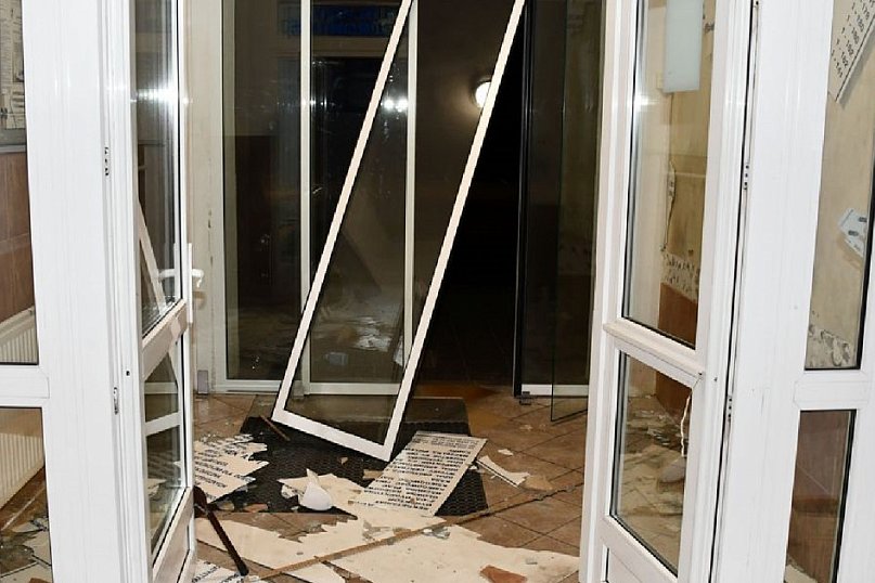 Wdarł się do szpitala i uszkodził drzwi wejściowe oraz wyposażenie placówki