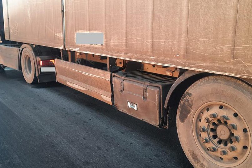 Nieprawidłowe wymijanie pojazdu ciężarowego z samochodem osobowym.